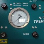 Blaugrünes Service-Panel mit analogen Manometern, Beschriftung „NITROX TRIMIX Classic“ und „VENTIL/TEST“-Markierungen für Atemregler-Checks.