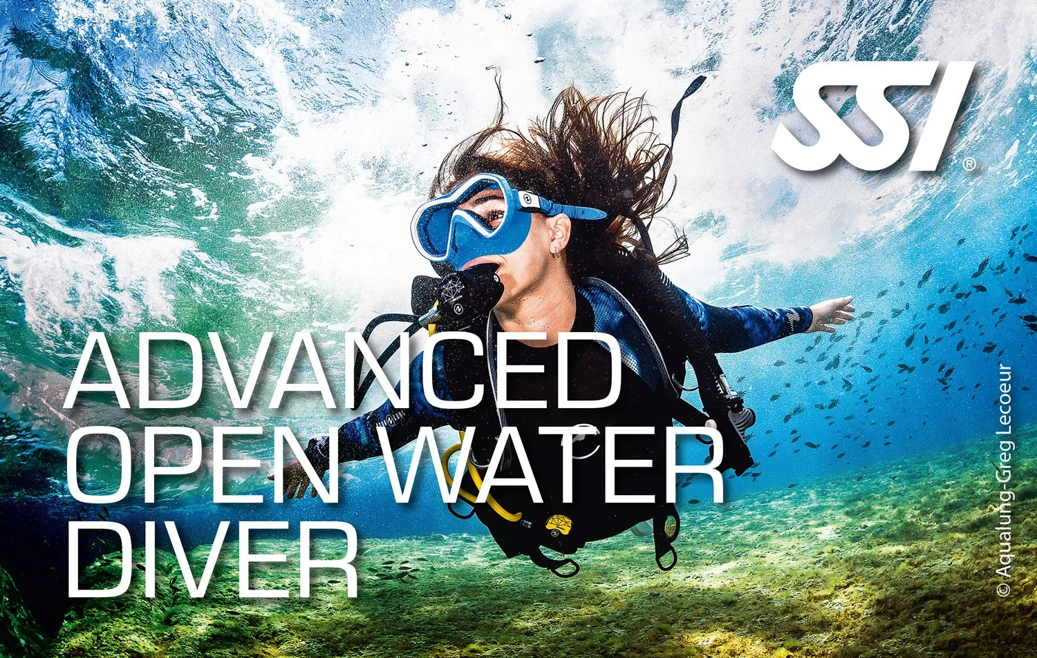 Taucherin mit Schnorchel und Tauchausrüstung unter Wasser, umgeben von Fischen, mit SSI-Logo und Text 'ADVANCED OPEN WATER DIVER'.